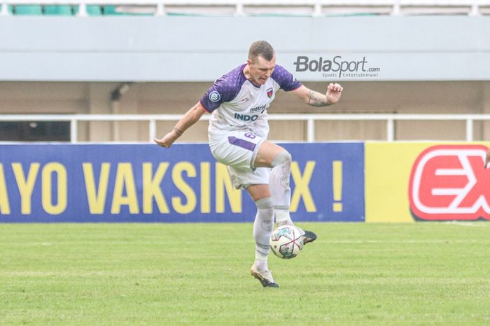 Bek Persita Tangerang, Adam Mitter, sedang menguasai bola dalam laga pekan ketiga Liga 1 2021 di Stadion Pakansari, Bogor, Jawa Barat, 17 September 2021.