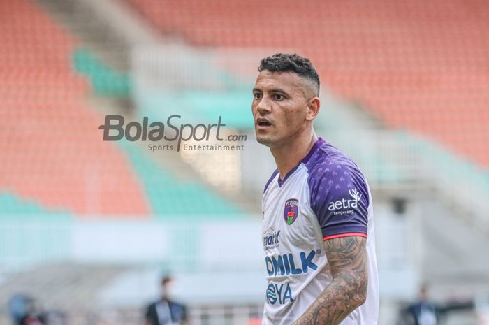 Striker asing Persita Tangerang, Alex Goncalves, sedang bertanding dalam laga pekan ketiga Liga 1 2021 di Stadion Pakansari, Bogor, Jawa Barat, 17 September 2021.