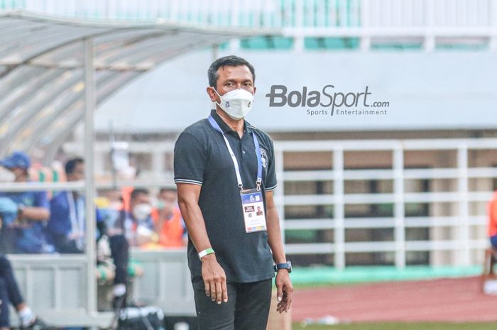 Pelatih Persita Tangerang, Widodo Cahyono Putro, sedang memantau anak asuhnya dalam laga pekan ketiga Liga 1 2021 di Stadion Pakansari, Bogor, Jawa Barat, 17 September 2021.