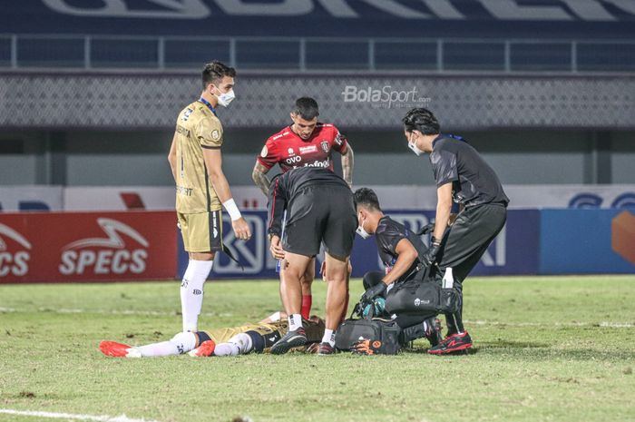 Dua pemain Bali United, Nadeo Argawinata dan Stefano Lilipaly nampak mengecek keadaan rekannya Wawan Hendrawan yang tersungkur dalam laga pekan ketiga Liga 1 2021 di Stadion Indomilk Arena, Tangerang, Banten, 18 September 2021.