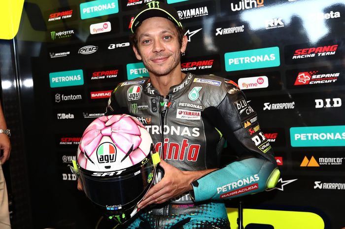 Pembalap Petronas Yamaha SRT, Valentino Rossi, memamerkan helm edisi spesial menjelang latihan bebas ketiga MotoGP San Marino di Sirkuit Misano, Italia, 18 September 2021.