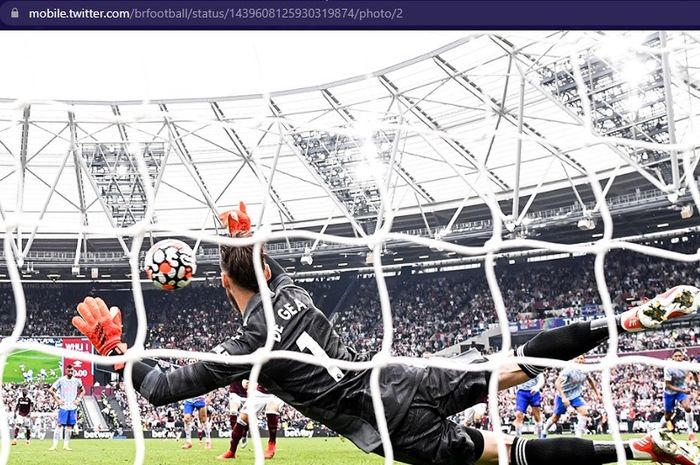 Kiper Manchester United, David de Gea, menepis tendangan penalti pemain West Ham United, Mark Noble  dalam laga pekan kelima Liga Inggris 2021-2022  pada Minggu (19/9/2021). 