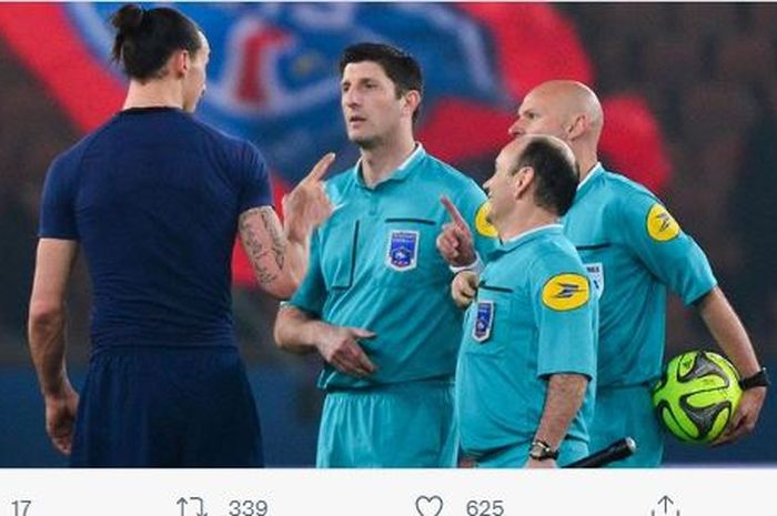 Wasit asal Prancis, Tony Chapron, pernah menolak memberikan bola hattrick kepada Zlatan Ibrahimovic gara-gara satu kata.