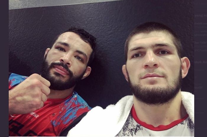 Dan Ige (kiri) dan Khabib Nurmagomedov (kanan).