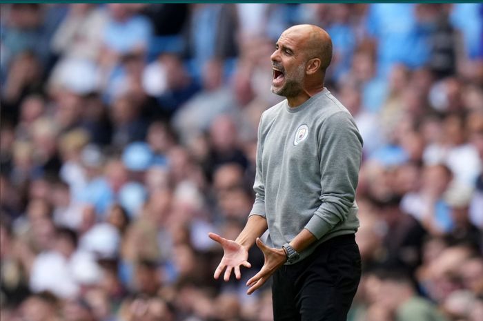 Ekspresi kekecewaan Pep Guardiola saat Manchester City ditahan imbang tanpa gol oleh Southampton dalam lanjutan laga Liga Inggris 2021-2022.