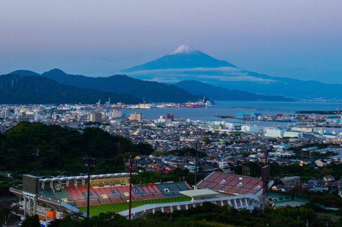 Salah satu stadion markas klub Liga Jepang dengan latar belakang pemandangan Gunung Fuji.