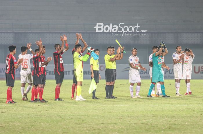 Para pemain Persija dan Persipura memberikan sambutan lewat tepuk tangan seusai bertanding dalam laga pekan ketiga Liga 1 2021 di Stadion Indomilk, Arena, Tangerang, Banten, 19 September 2021.