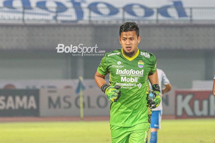 Kiper Persib Bandung, Muhammad Natshir, sedang bertanding dalam laga pekan ketiga Liga 1 2021 di Stadion Indomilk Arena, Tangerang, Banten, 18 September 2021.