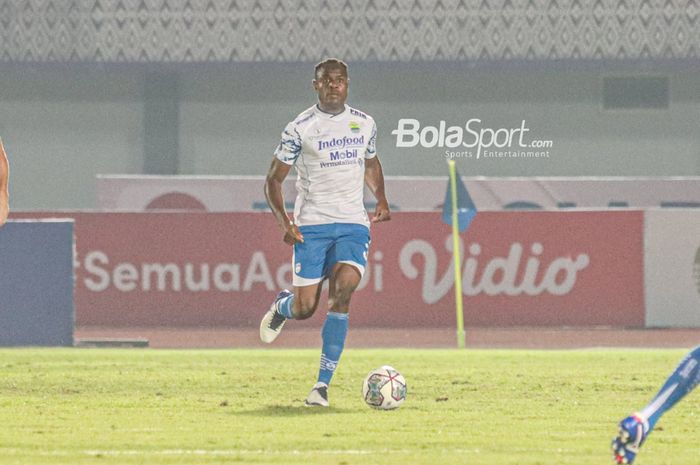 Bek Persib Bandung, Victor Igbonefo, sedang menguasai bola dalam laga pekan ketiga Liga 1 2021 di Stadion Indomilk Arena, Tangerang, Banten, 18 September 2021.