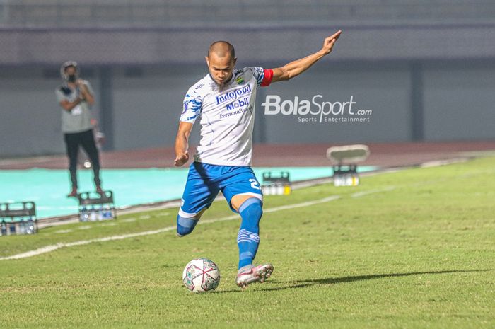 Bek sayap kanan Persib Bandung, Supardi Nasir, sedang akan melakukan umpan dalam laga pekan ketiga Liga 1 2021 di Stadion Indomilk Arena, Tangerang, Banten, 18 September 2021.