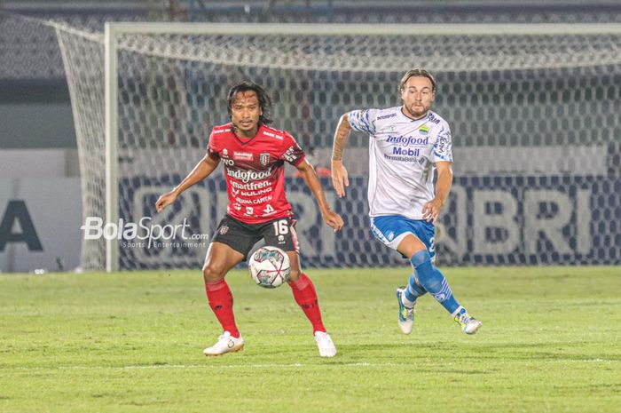 Gelandang Bali United, Hariono (kiri), sedang menguasai bola dan dikawal oleh pilar Persib Bandung, Marc Klok (kanan), dalam laga pekan ketiga Liga 1 2021 di Stadion Indomilk Arena, Tangerang, Banten, 18 September 2021.