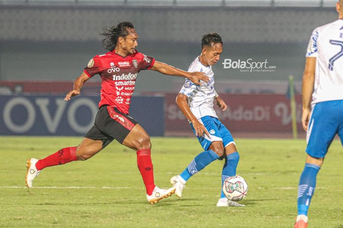 Gelandang Bali United, Hariono (kiri), berusaha menghalau pergerakan pemain Persib Bandung, Beckham Putra Nugraha (kanan), dalam laga pekan ketiga Liga 1 2021 di Stadion Indomilk Arena, Tangerang, Banten, 18 September 2021.