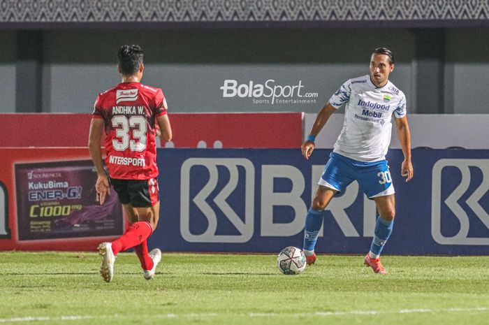 Pemain sayap kanan Persib Bandung, Ezra Walian (kanan), sedang menguasai bola dalam laga pekan ketiga Liga 1 2021 di Stadion Indomilk Arena, Tangerang, Banten, 18 September 2021.