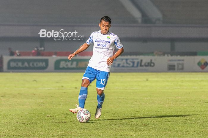 Pemain sayap kanan Persib Bandung, Febri Hariyadi, sedang menguasai bola dalam laga pekan ketiga Liga 1 2021 di Stadion Indomilk Arena, Tangerang, Banten, 18 September 2021.