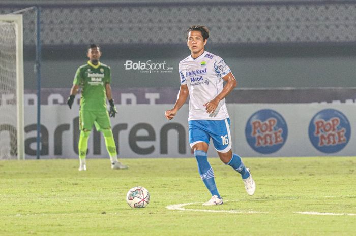 Bek Persib Bandung, Achmad Jufriyanto, sedang menguasai bola dalam laga pekan ketiga Liga 1 2021 di Stadion Indomilk Arena, Tangerang, Banten, 18 September 2021.