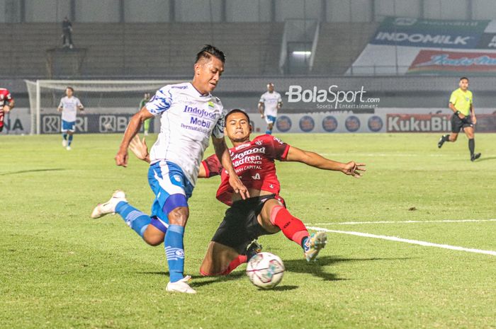 Bek Bali United, Haudi Abdillah (kanan), sedang menekel pergerakan pemain Persib Bandung, Febri Hariyadi (kiri), dalam merayakan golnya dalam laga pekan ketiga Liga 1 2021 di Stadion Indomilk Arena, Tangerang, Banten, 18 September 2021.