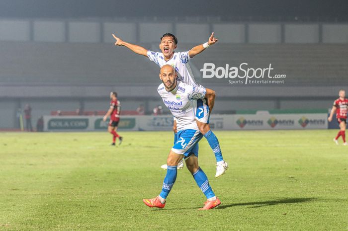 Gelandang Persib Bandung, Beckham Putra Nugraha, digendong oleh rekannya, Mohammed Rashid, dalam merayakan golnya dalam laga pekan ketiga Liga 1 2021 di Stadion Indomilk Arena, Tangerang, Banten, 18 September 2021.