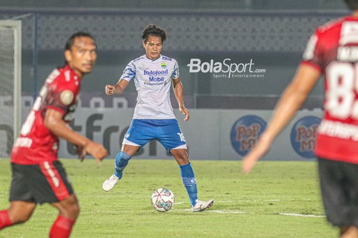 Bek Persib Bandung, Achmad Jufriyanto (tengah), sedang menguasai bola dalam laga pekan ketiga Liga 1 2021 di Stadion Indomilk Arena, Tangerang, Banten, 18 September 2021.