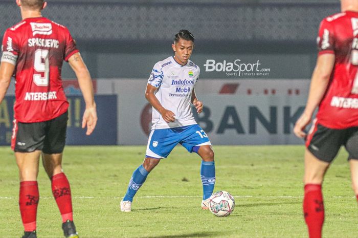 Pemain Persib Bandung, Febri Hariyadi (tengah), sedang menguasai bola dalam laga pekan ketiga Liga 1 2021 di Stadion Indomilk Arena, Tangerang, Banten, 18 September 2021.