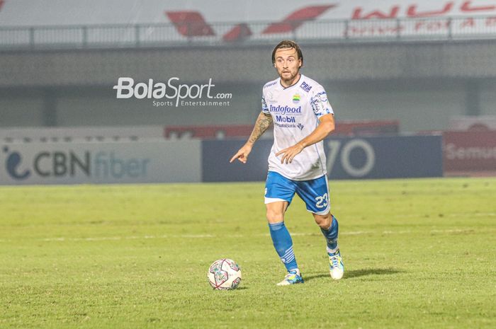 Gelandang Persib Bandung, Marc Klok, sedang menguasai bola dalam laga pekan ketiga Liga 1 2021 di Stadion Indomilk Arena, Tangerang, Banten, 18 September 2021.