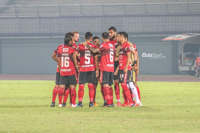 Skuat Bali United sedang melakukan briefing dalam laga pekan ketiga Liga 1 2021 di Stadion Indomilk Arena, Tangerang, Banten, 18 September 2021.