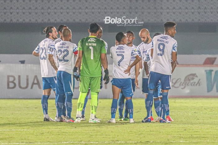 Skuat Persib Bandung sedang melakukan briefing dalam laga pekan ketiga Liga 1 2021 di Stadion Indomilk Arena, Tangerang, Banten, 18 September 2021.