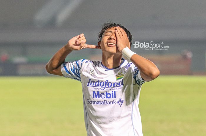 Gelandang Persib Bandung, Beckham Putra Nugraha, sedang melakukan selebrasi seusai mencetak gol dalam laga pekan ketiga Liga 1 2021 di Stadion Indomilk Arena, Tangerang, Banten, 18 September 2021.