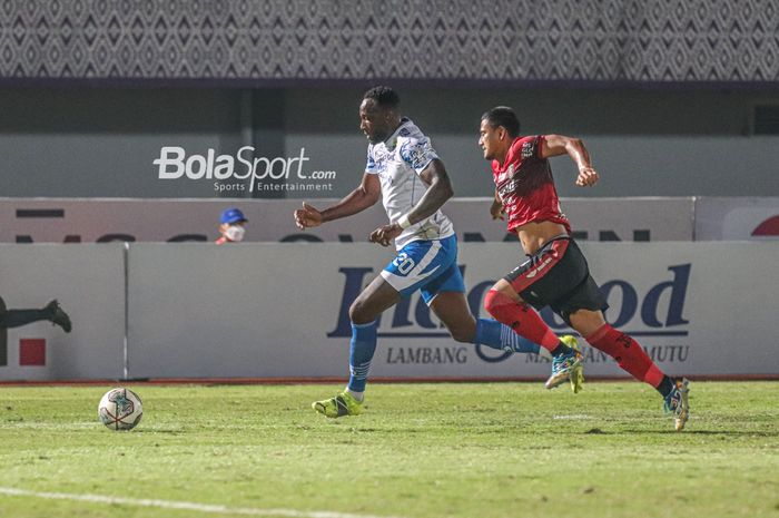 Striker Persib Bandung, Geoffrey Castillion (kiri), sedang mengejar bola dan dikawal ketat oleh bek Bali United, Haudi Abdillah (kanan), dalam laga pekan ketiga Liga 1 2021 di Stadion Indomilk Arena, Tangerang, Banten, 18 September 2021.