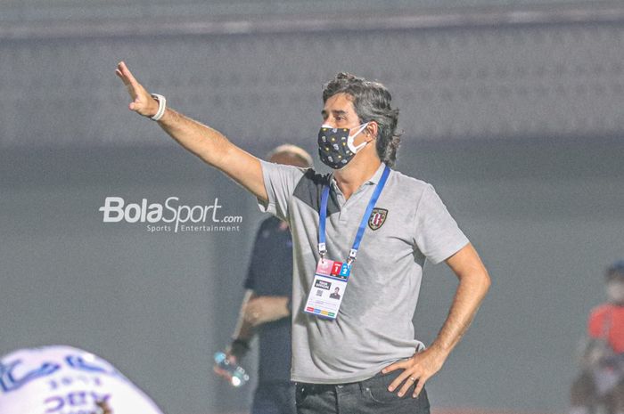 Pelatih Bali United, Stefano Cugurra alias Teco, sedang memberikan arahan kepada para pemainnya dalam laga pekan ketiga Liga 1 2021 di Stadion Indomilk Arena, Tangerang, Banten, 18 September 2021.