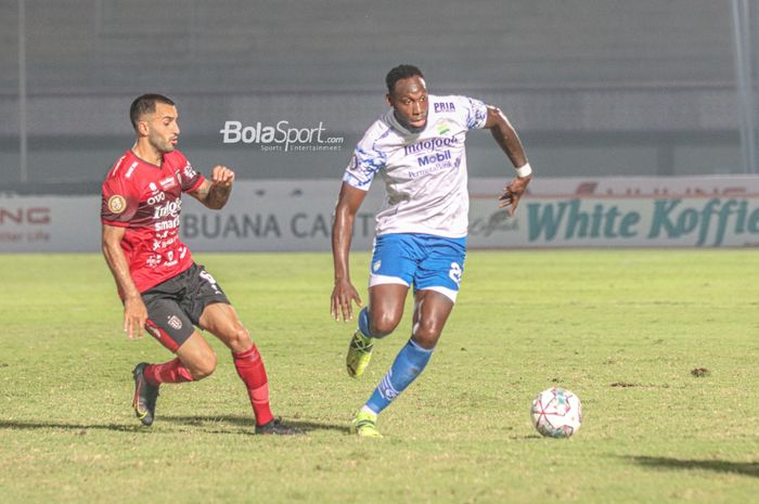 Penyerang Persib Bandung, Geoffrey Castillion (kanan), sedang menguasai bola dan dijaga ketat oleh gelandang Bali United, Brwa Nouri (kiri), dalam laga pekan ketiga Liga 1 2021 di Stadion Indomilk Arena, Tangerang, Banten, 18 September 2021.