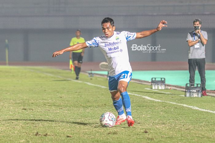 Pemain sayap kiri Persib Bandung, Frets Butuan, sedang menguasai bola dalam laga pekan ketiga Liga 1 2021 di Stadion Indomilk Arena, Tangerang, Banten, 18 September 2021.