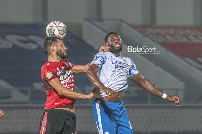 Bek Bali United, Willian Pacheco (kiri) dan striker Persib Bandung, Geoffrey Castillion, sedang berduel udara dalam perebutan bola dalam laga pekan ketiga Liga 1 2021 di Stadion Indomilk Arena, Tangerang, Banten, 18 September 2021.