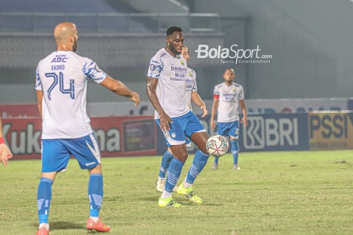 Striker Persib Bandung, Geoffrey Castillion (kanan), sedang menguasai bola dalam laga pekan ketiga Liga 1 2021 di Stadion Indomilk Arena, Tangerang, Banten, 18 September 2021.