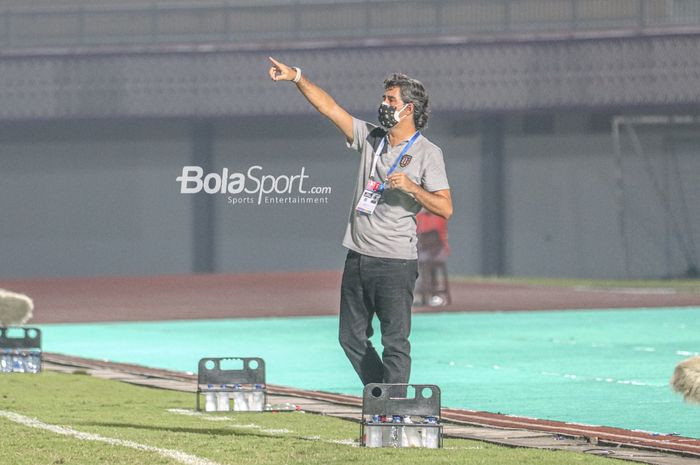 Pelatih Bali United, Stefano Cugurra alias Teco, sedang memberikan arahan kepada  para pemainnya dalam laga pekan ketiga Liga 1 2021 di Stadion Indomilk Arena, Tangerang, Banten, 18 September 2021.