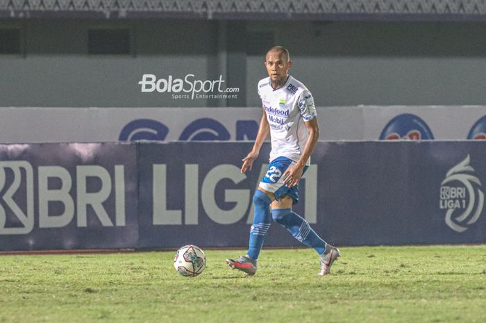 Bek sayap kanan Persib Bandung, Supardi Nasir, sedang menguasai bola dalam laga pekan ketiga Liga 1 2021 di Stadion Indomilk Arena, Tangerang, Banten, 18 September 2021.