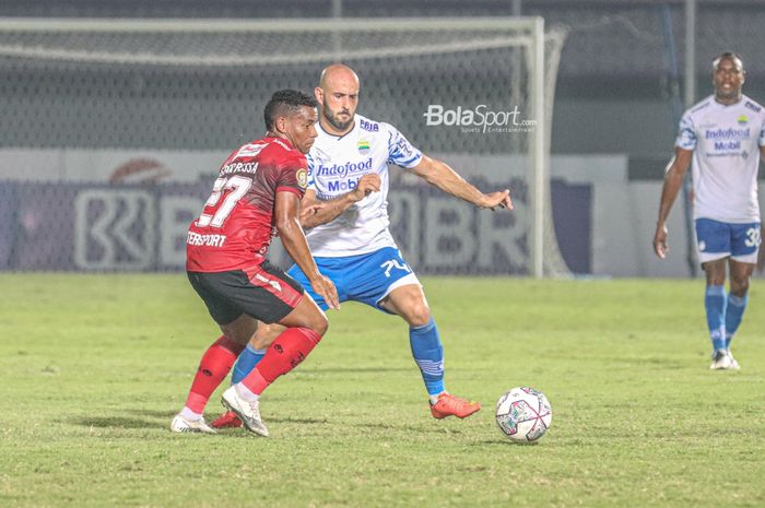 Gelandang Persib Bandung, Mohammed Rashid (kanan), sedang berebut bola dengan pemain Bali United, Eber Bessa (kiri), dalam laga pekan ketiga Liga 1 2021 di Stadion Indomilk Arena, Tangerang, Banten, 18 September 2021.