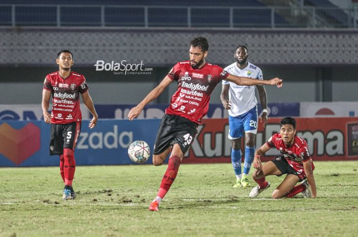 Bek Bali United, Willian Pacheco (tengah), nampak akan melakukan tendangan dalam laga pekan ketiga Liga 1 2021 di Stadion Indomilk Arena, Tangerang, Banten, 18 September 2021.