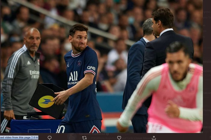 Ekspresi Lionel Messi ketika ditarik keluar oleh Mauricio Pochettino dalam laga PSG vs Olympique Lyon, Senin (20/9/2021) dini hari WIB.