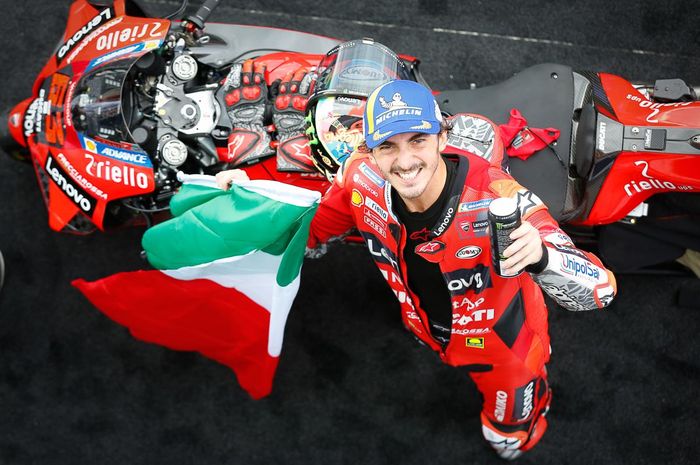 Pembalap Ducati, Francesco Bagnaia, berpose setelah menjuarai MotoGP San Marino di Sirkuit Misano, Minggu (19/9/2021).