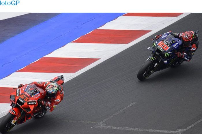 Pembalap Ducati Lenovo, Francesco Bagnaia (kiri), dan pembalap Monster Energy Yamaha, Fabio Quartararo, bersaing memperebutkan kemenangan pada balapan MotoGP San Marino di Sirkuit Misano, Italia, 19 September 2021.