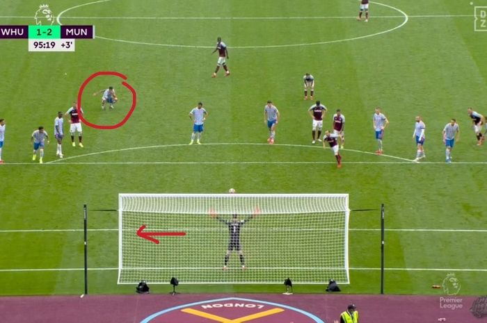 Cristiano Ronaldo tampak memberikan kode kepada David de Gea sebelum Mark Noble mengeksekusi penalti.