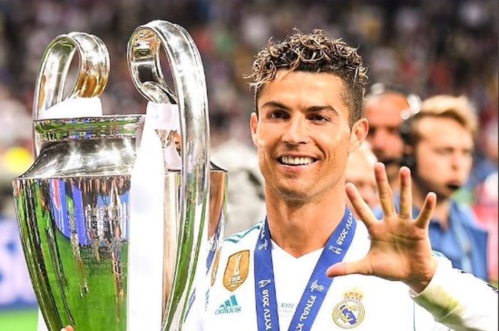 Cristiano Ronaldo memegang trofi Liga Champions saat memperkuat Real Madrid