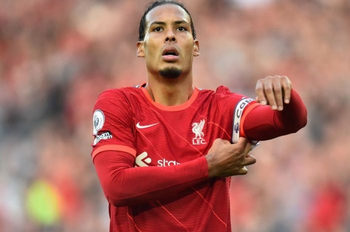 Virgil van Dijk mengungkapkan versinya mengenai lima bek terbaik dalam sejarah Liga Inggris.