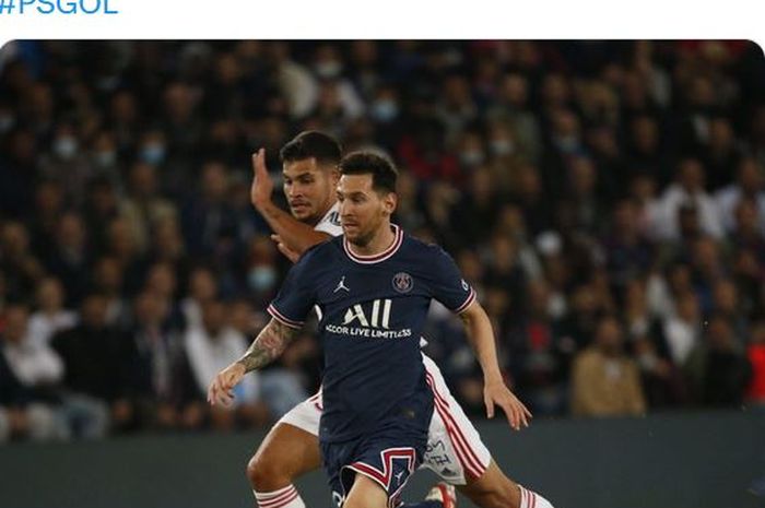 Megabintang Paris Saint-Germain, Lionel Messi, beraksi dalam laga Liga Prancis kontra Olympique Lyon di Stadion Parc des Princes, Minggu (19/9/2021).