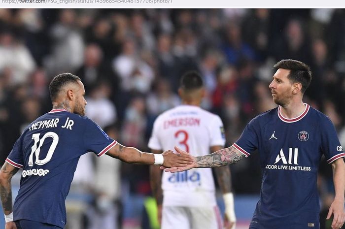 Megabintang Paris Saint-Germain, Lionel Messi, melakukan selebrasi bareng Neymar dalam laga Liga Prancis kontra Olympique Lyon di Stadion Parc des Princes, Minggu (19/9/2021).