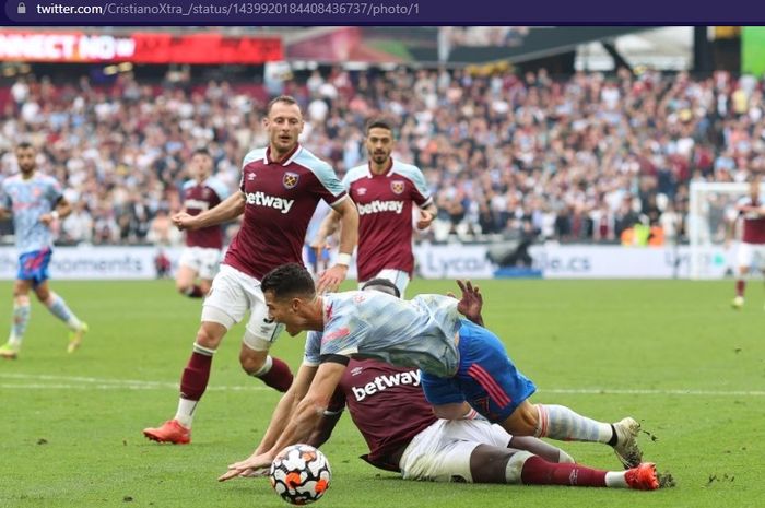 Megabintang Manchester United, Cristiano Ronaldo, dituduh melakukan diving ketika gagal mendapatkan penalti usai tersungkur di lapangan. 