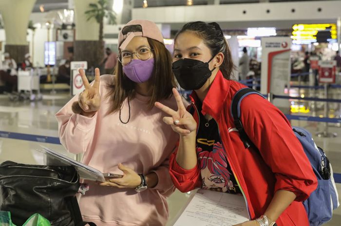 Pemain ganda putri Greysia Polii (kiri) dan Ribka Sugiarto (kanan) di Bandara Soekarno-Hatta, Tangerang, Banten, Selasa (21/9/2021). Timnas bulu tangkis Indonesia akan bertolak ke Finlandia untuk mengikuti Piala Sudirman 2021.