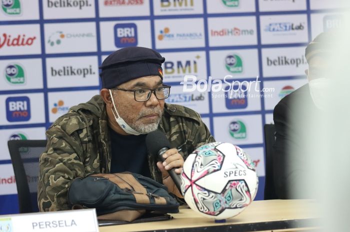 Pelatih Persela Lamongan, Iwan Setiawan, sedang memberikan keterangan kepada awak media secara virtual seusai laga pekan ketiga Liga 1 2021 di Stadion Pakansari, Bogor, Jawa Barat, 17 September 2021.