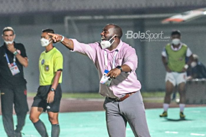 Pelatih Persipura Jayapura, Jacksen F Tiago, sedang memberikan arahan kepada para pemainnya dalam laga pekan ketiga Liga 1 2021 di Stadion Indomilk Arena, Tangerang, Banten, 19 September 2021.