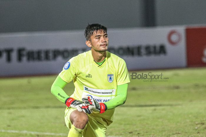 Kiper Persipura Jayapura, Fitrul Dwi Rustapa, sedang bertanding dalam laga pekan ketiga Liga 1 2021 di Stadion Indomilk Arena, Tangerang, Banten, 19 September 2021.